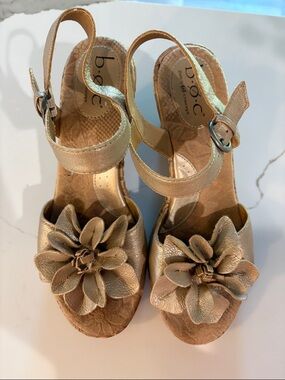 b.o.c block flower heel